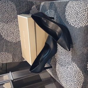 Michael Kors Dorothy flex pump black leather.Size ten